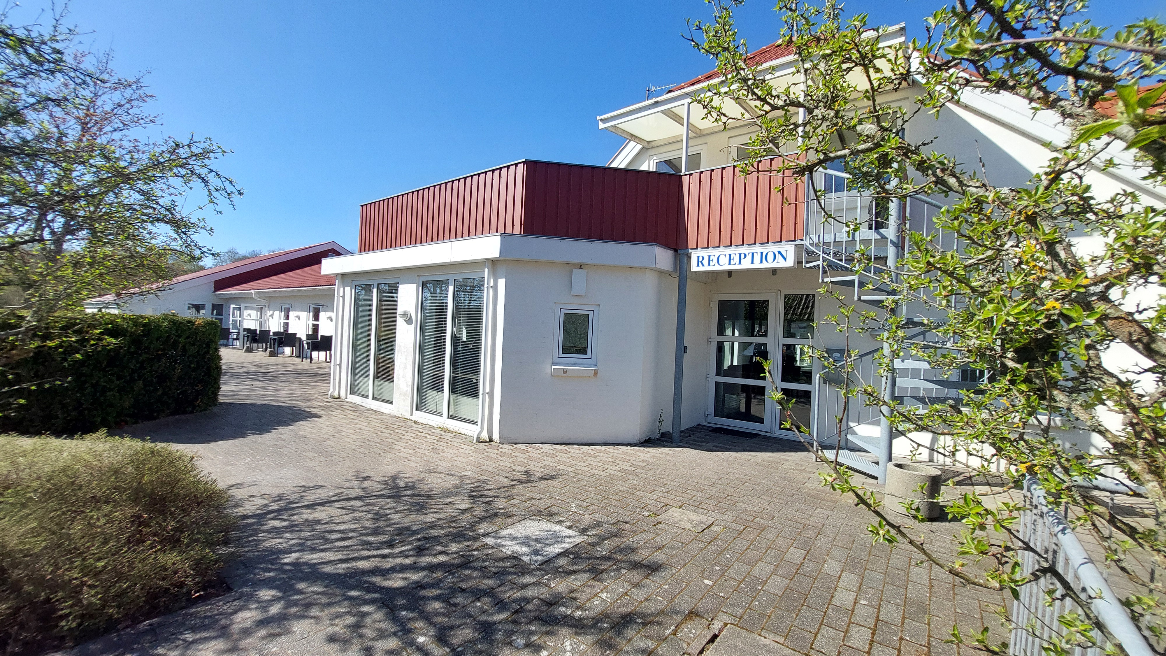 Læsø Efterskole - indgang til svømmehal og reception - Trappe til 6 personers lejlighed.